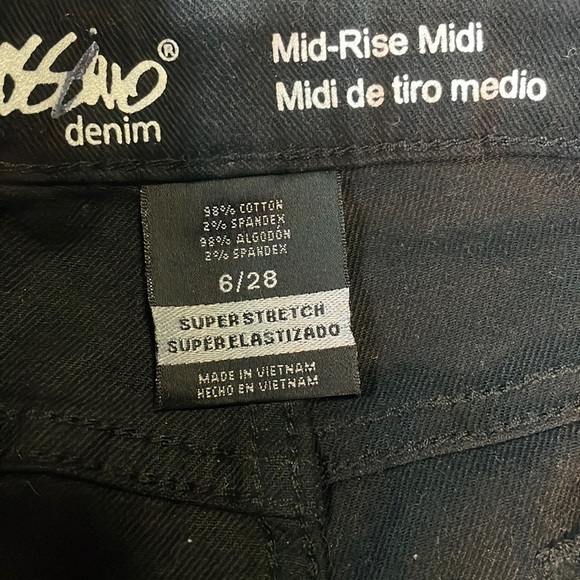 NWOT Mossimo mid rise jean shorts - Picture 3 of 3